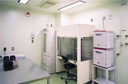 Photo:Cell processing rooms: (positive pressure chamber)