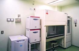 Photo:Cell processing rooms: (negative pressure chamber)