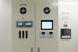 写真:株式会社ステムセル研究所(特定細胞加工施設)のモニタリング盤